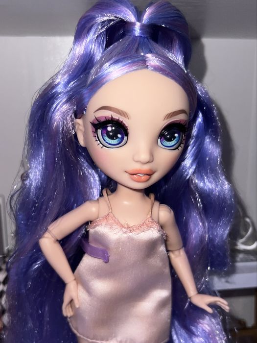 Rainbow High Violet Willow на шарнірному тілі • Одяг та взуття в комплекті Рейнбоу Хай Вайолет