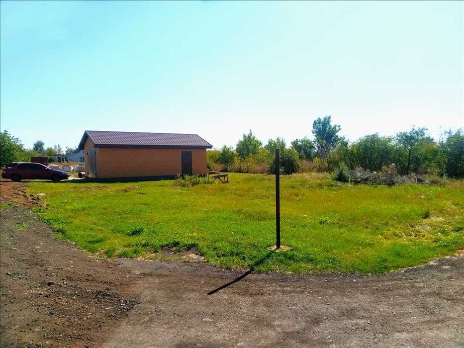 Ділянка з гаражем у гарному місці