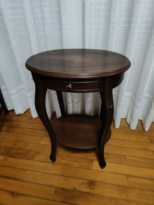 Mesa antiga de apoio restaurada estilo Luís XV em madeira de nogueira com gaveta