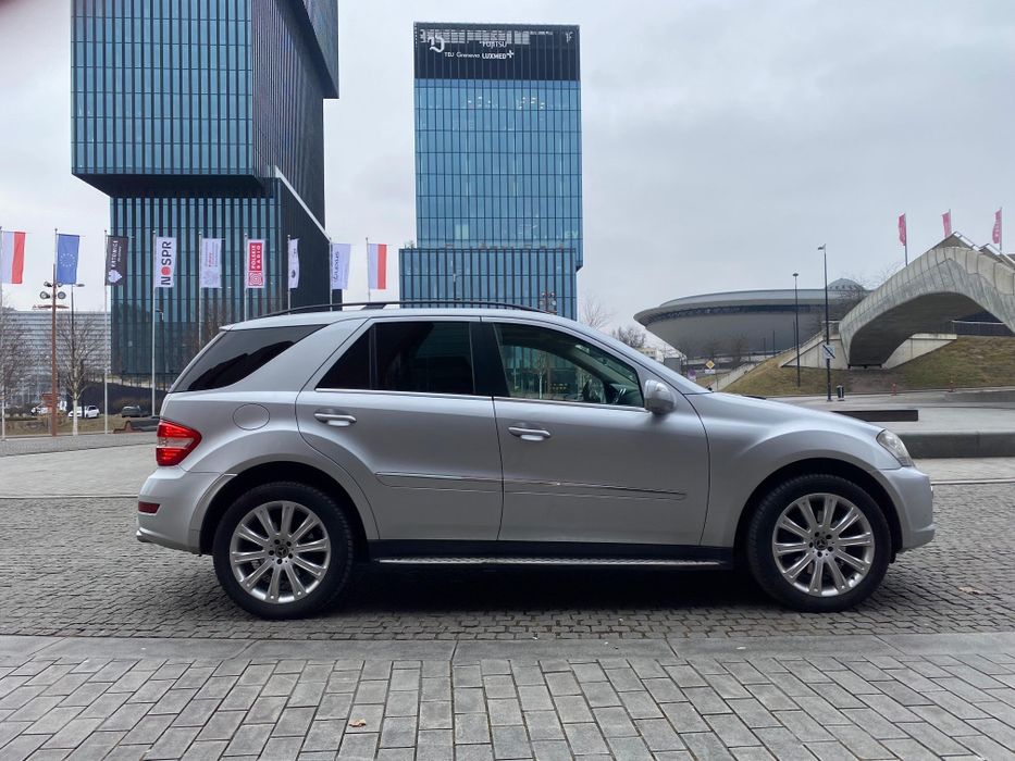 Mercedes ML - pojemność 4L V8 2009 bdb stan