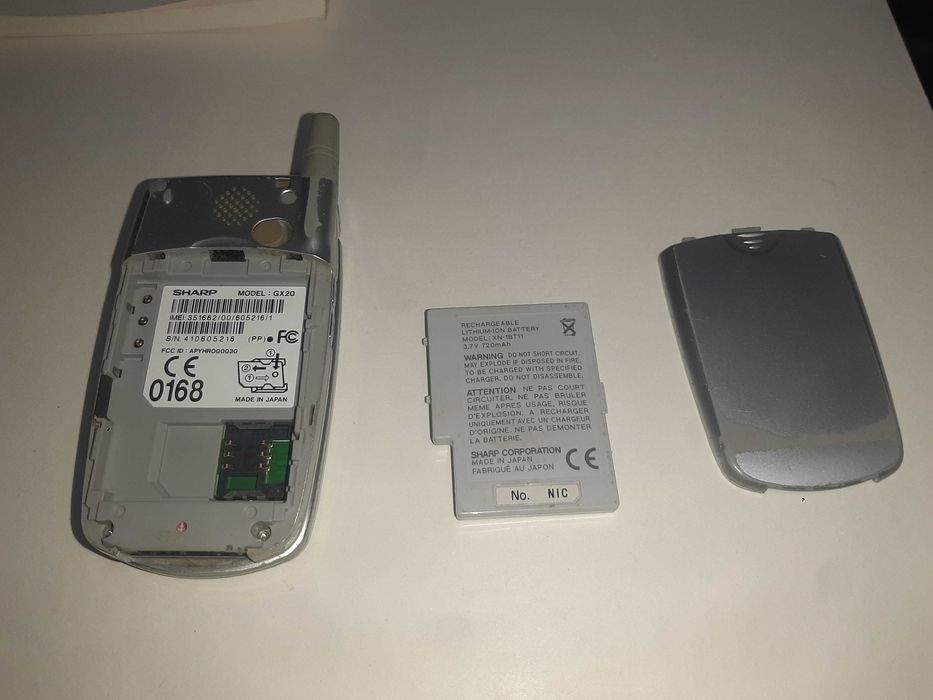 Telemóvel Sharp GX20 com acessórios