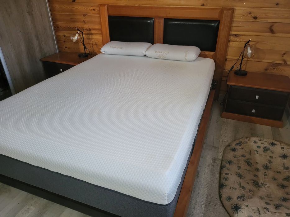 Conjunto de Quarto (Cama Casal + Mesas de Cabeceira + Cómoda)