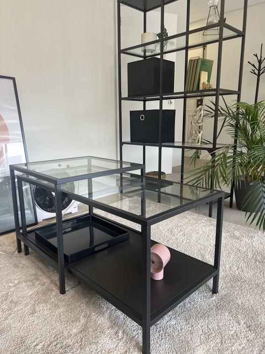 Mesa de centro em metal preto e madeira