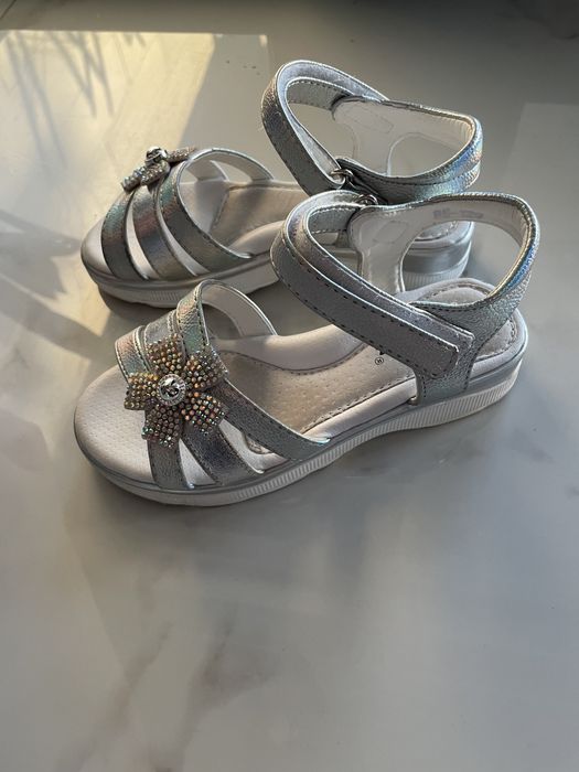 Взуття для дівчинки