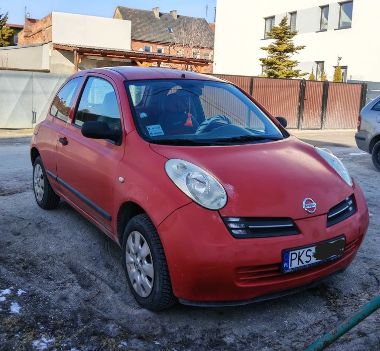 Nissan Micra, mały, zgrabny, czerwony