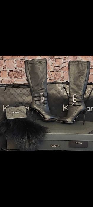 Czarne skórzane kozaki na szpilce z ozdobnymi klamrami Marki Kazar