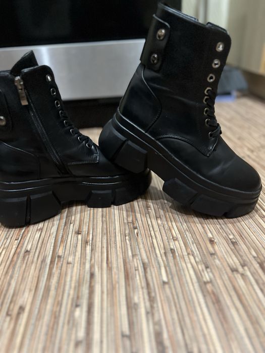 Ботинки зимові на масивній підошві