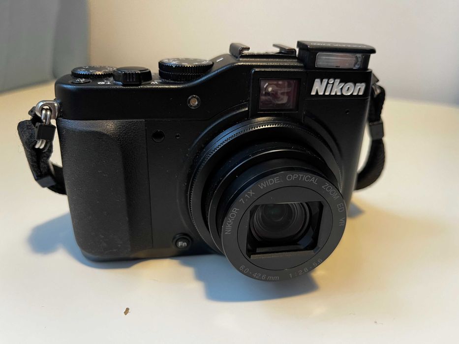 Sprzedaję używany aparat Nikon Coolpix P7000