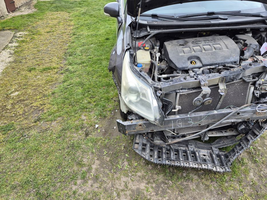 Toyota Avensis 2010 uszkodzona