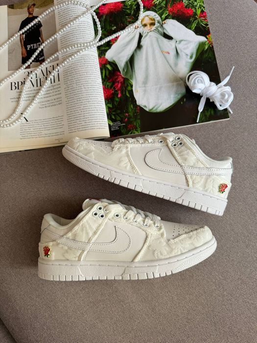 Nike SB Dunk Low “Give he flowers”