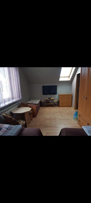 Wolne pokoje nad jeziorem. Rezerwacje lato 2026