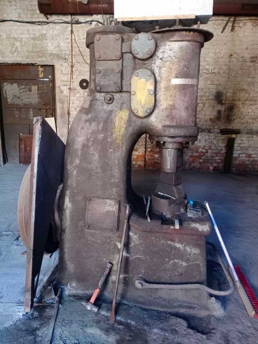 Кузнечный молот в исправном состоянии (рабочий)