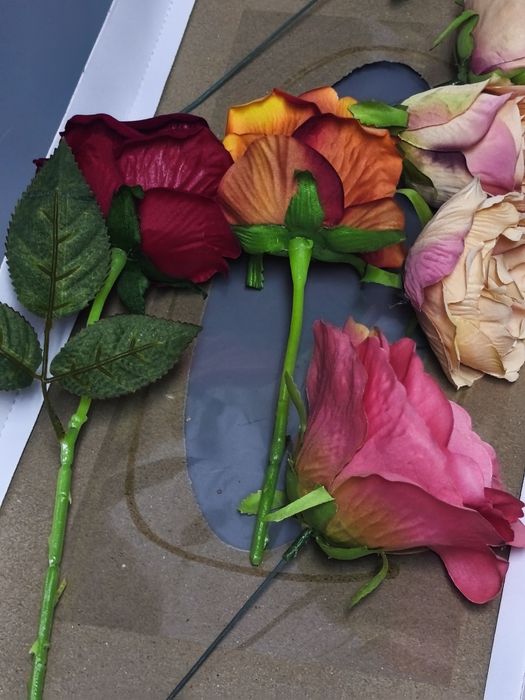 Lote Material Artesanato: +-60 Rosas de Sabão, Sacolas Premium e Borbo