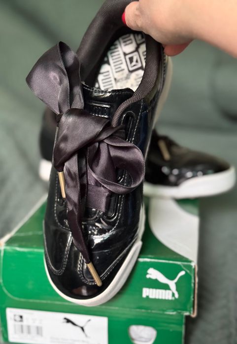 Продам лакові кросівки PUMA з атласними шнурками: 390 грн