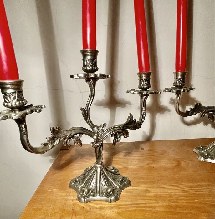 Par de candelabros de três braços ornamentados - estanho