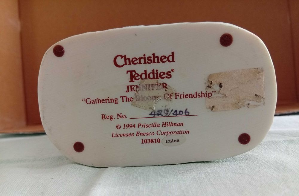 Ursinho em carro de jardim, com flores. Coleção Cherished Teddies.