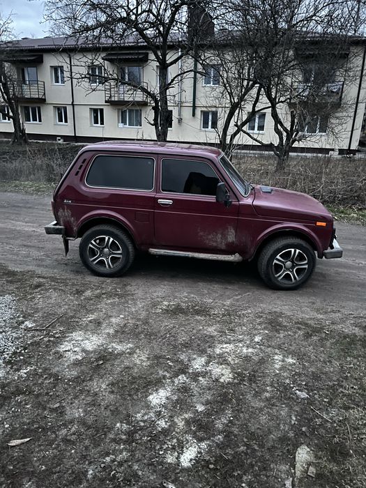 Нива тайга  в гарному стані,Два комплекти резини