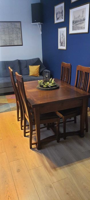 stary stół dębowy z krzesłami