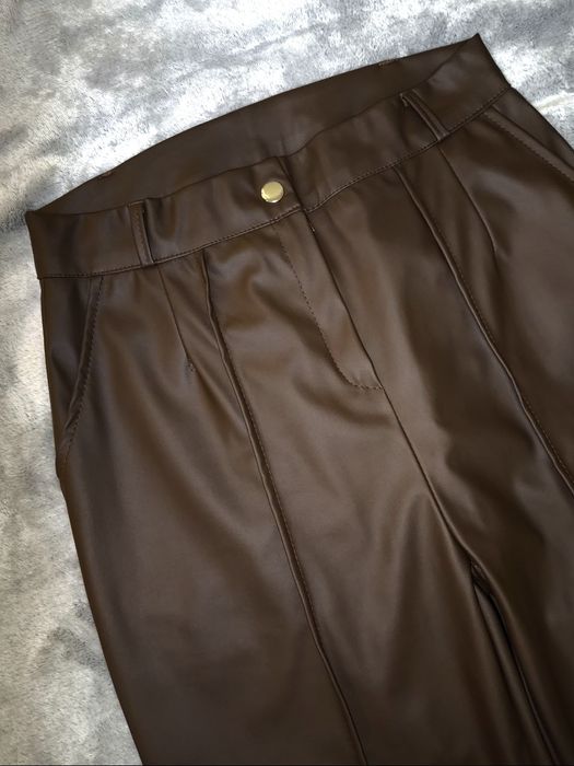 Штани з екошкіри, в трендовому шоколадному кольорі. Розмір S-М