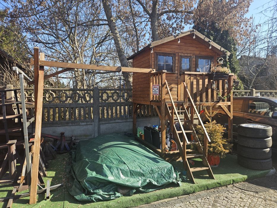 Sprzedam plac zabaw z domkiem.