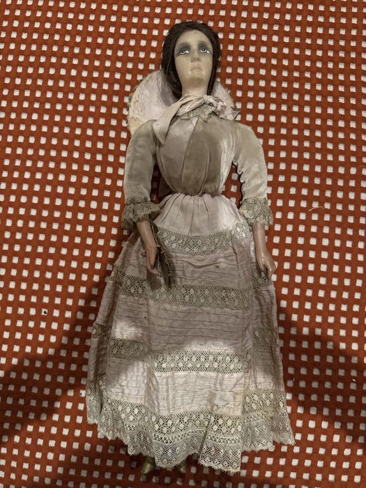 Boneca antiga europeia – corpo em tecido e pernas de porcelana
