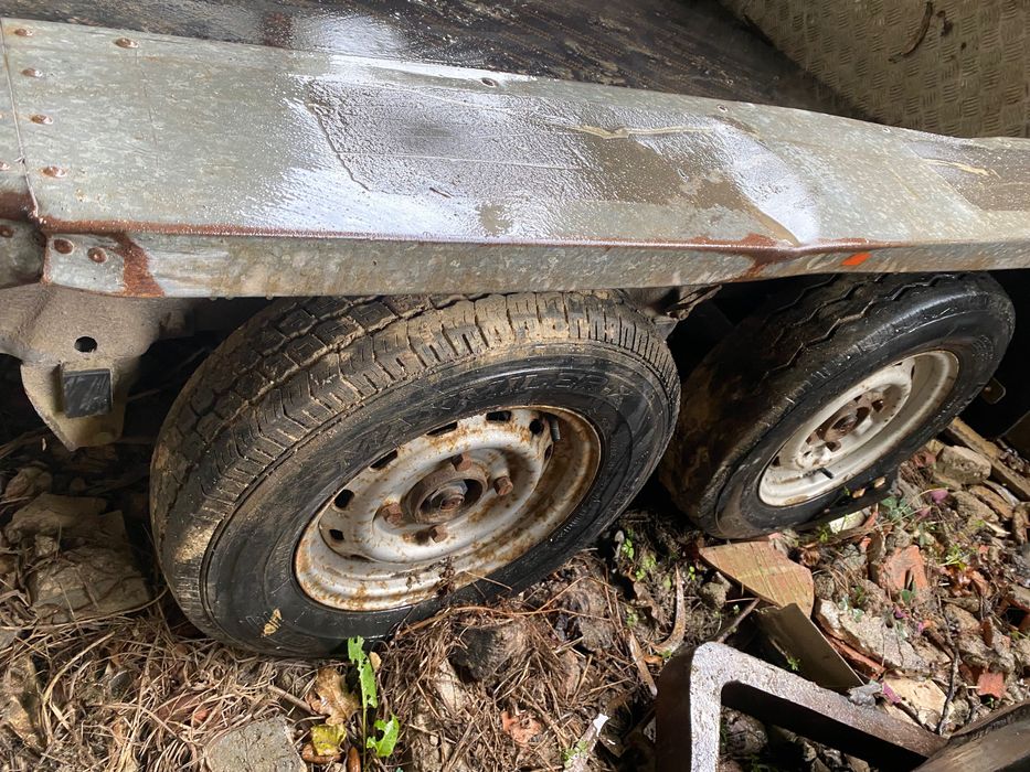 Vendo reboque em bom estado , com rampa metálica e rodado duplo.