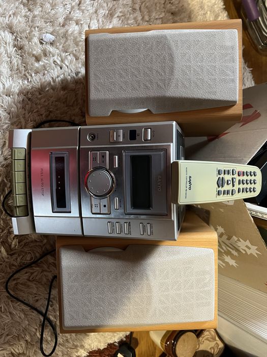 Продам міні музичний центр SANYO з колонками та пультом.