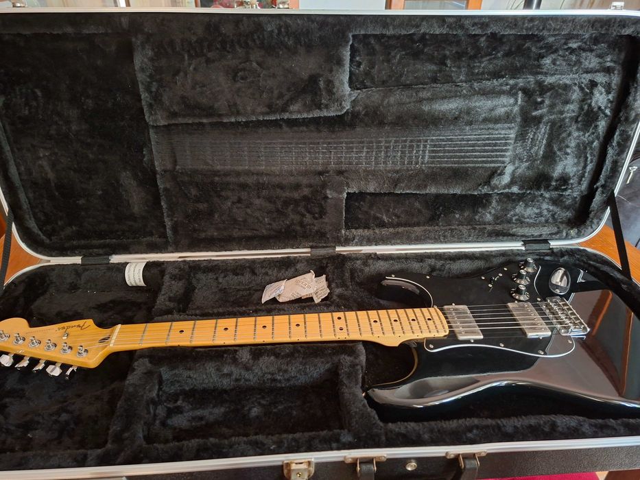 Fender Blacktop Stratocaster HH MIM + Case Rígido (Excelente Estado)