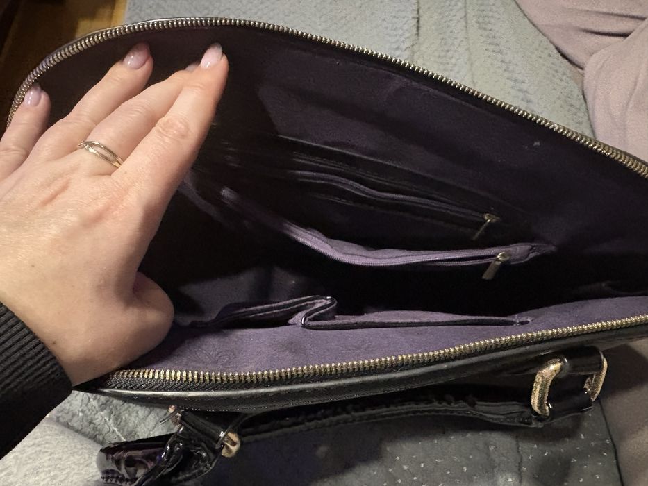 Czarna torebka kuferek