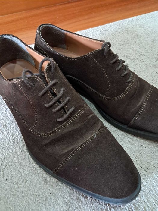 Sapatos em camurça castanhos
