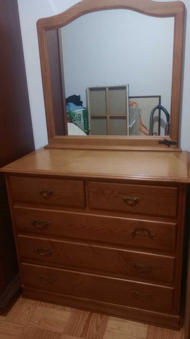 Cómoda com espelho.