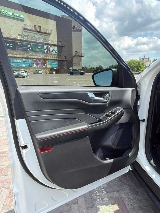 Власник ПРОДАМ Ford Escape 2024