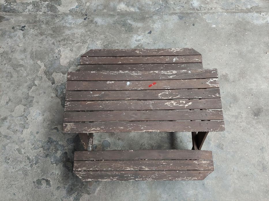 Mesa de madeira para criança