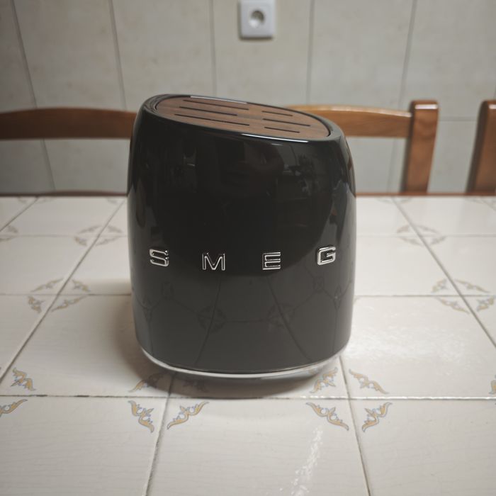 Conjunto de Facas SMEG com Suporte – Cor Preta – Novo/Selado