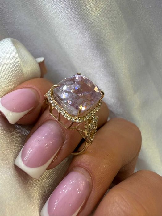 Pierścionek z kunzytem 8.44 CT i diamentami naturalnymi 0.24 CT HRD