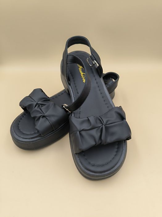 Czarne sandały na platformie rozmiar 40