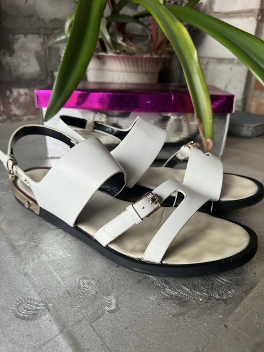 Білі босоніжки