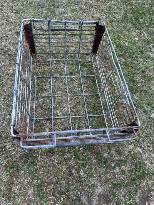 Druciany kosz na chleb z czasów PRLu