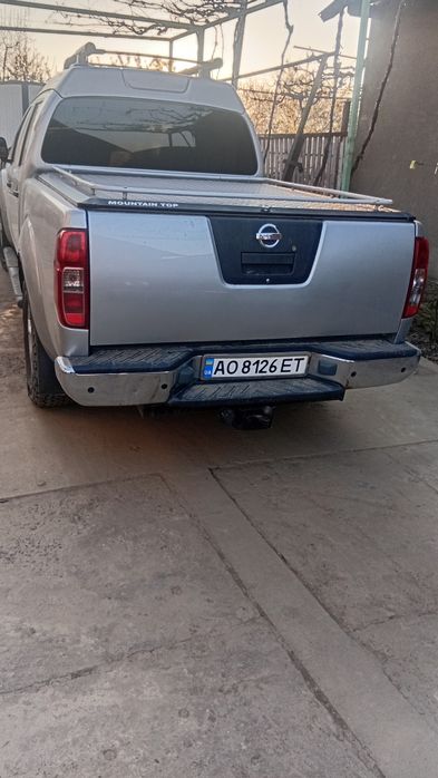 авто нісан навара