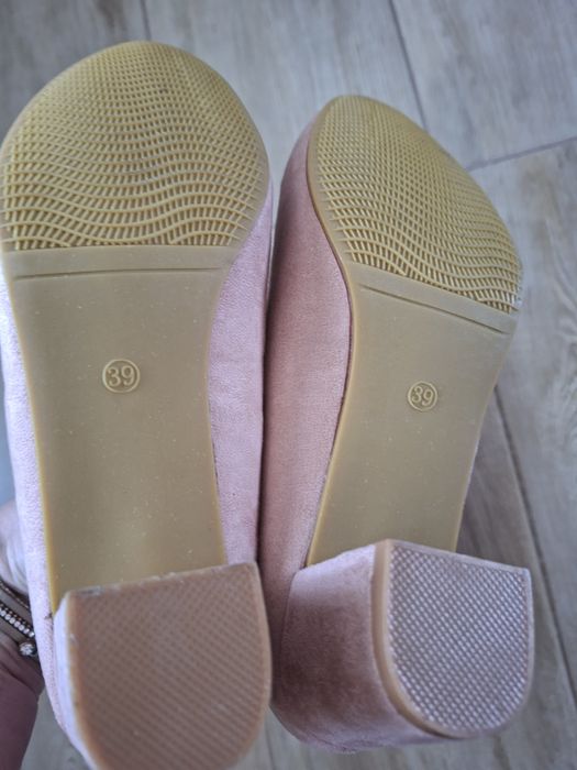 Buty na słupku 39