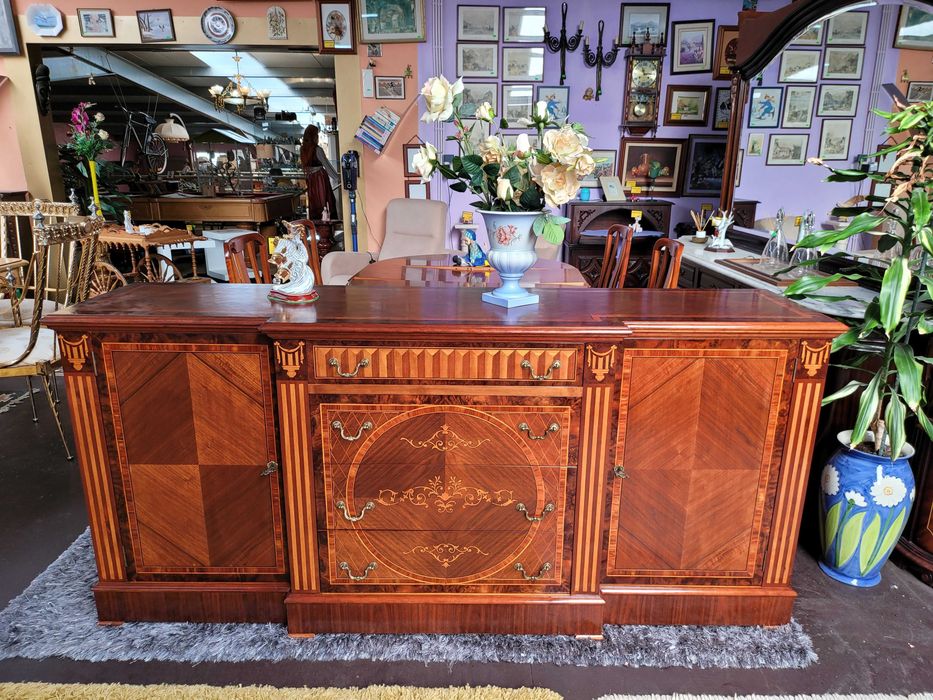 Excelente aparador em madeira maciça - óptimo estado geral