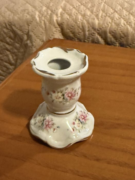 Castiçal pequeno em porcelana com flores