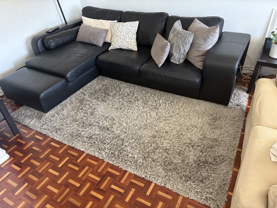 Sofá de couro com chaise longue.