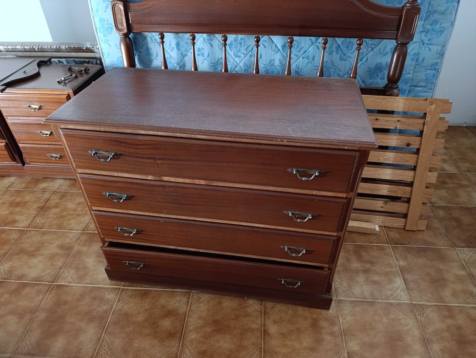 cama de quarto com mesinhas de cabeceira / comoda e colchão