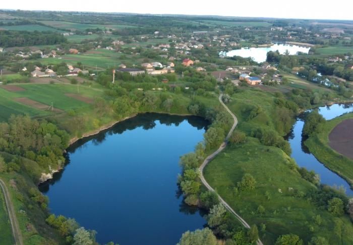 Продам власну земельну ділянку з виходом до річки. Під забудову та ведення господарства. Кадастровий номер на 25 соток під забудову для оформлення є.