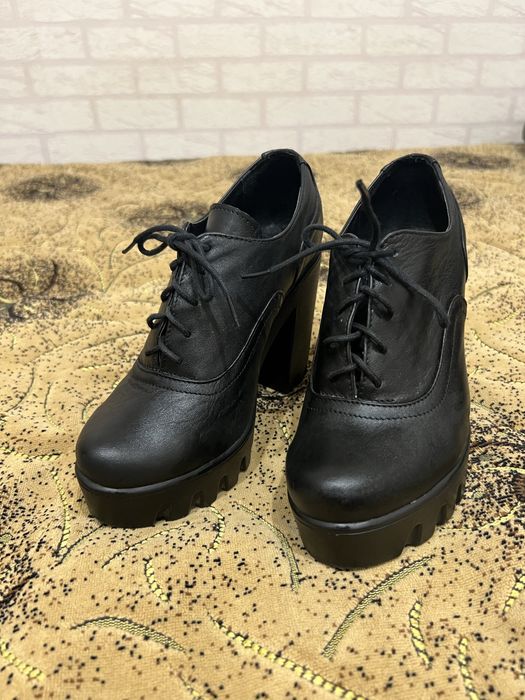 Стильні туфлі з натуральної шкіри на високих підборах