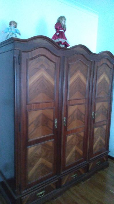 Quarto de Casal completo, madeira castanho e com oferta de 2 cadeiras!