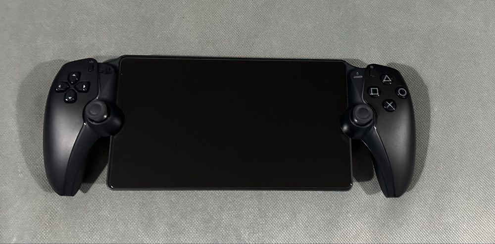 Playstation  Portal, com bolsa e pelicula no ecrã