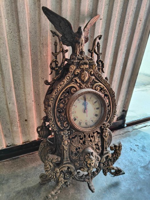 Relógio de mesa com pilhas