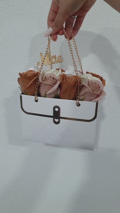 Bolsa com rosas artificiais